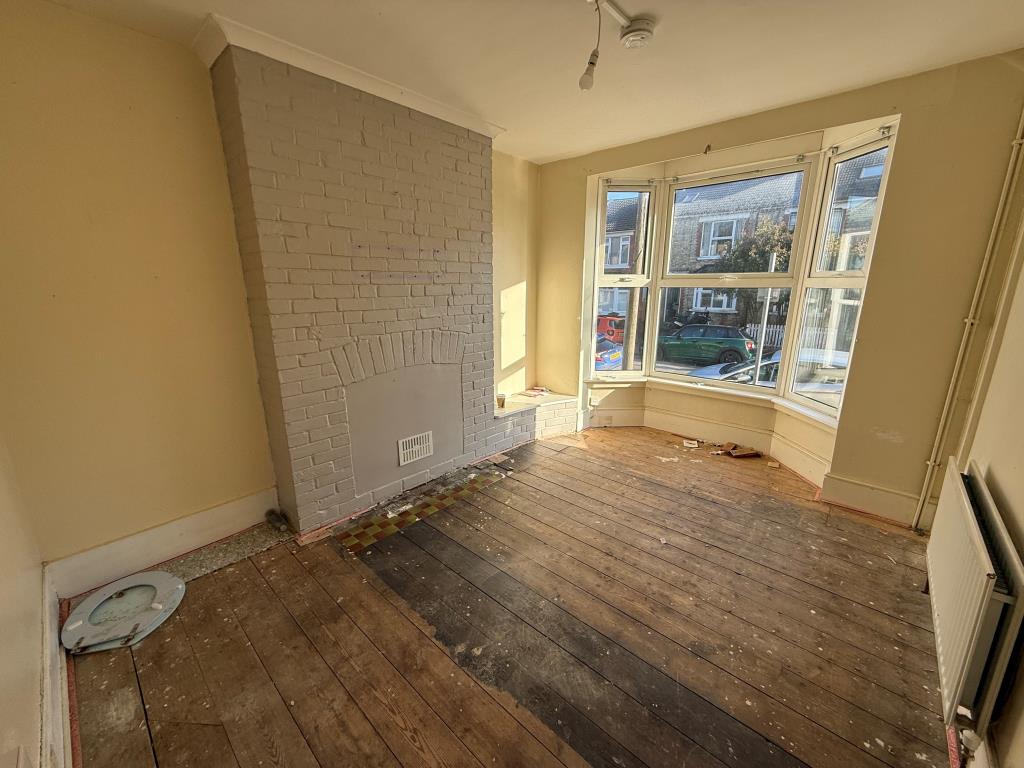 Lot: 59 - MID-TERRACE HOUSE IN NEED OF IMPROVEMENT - Living room with bay window